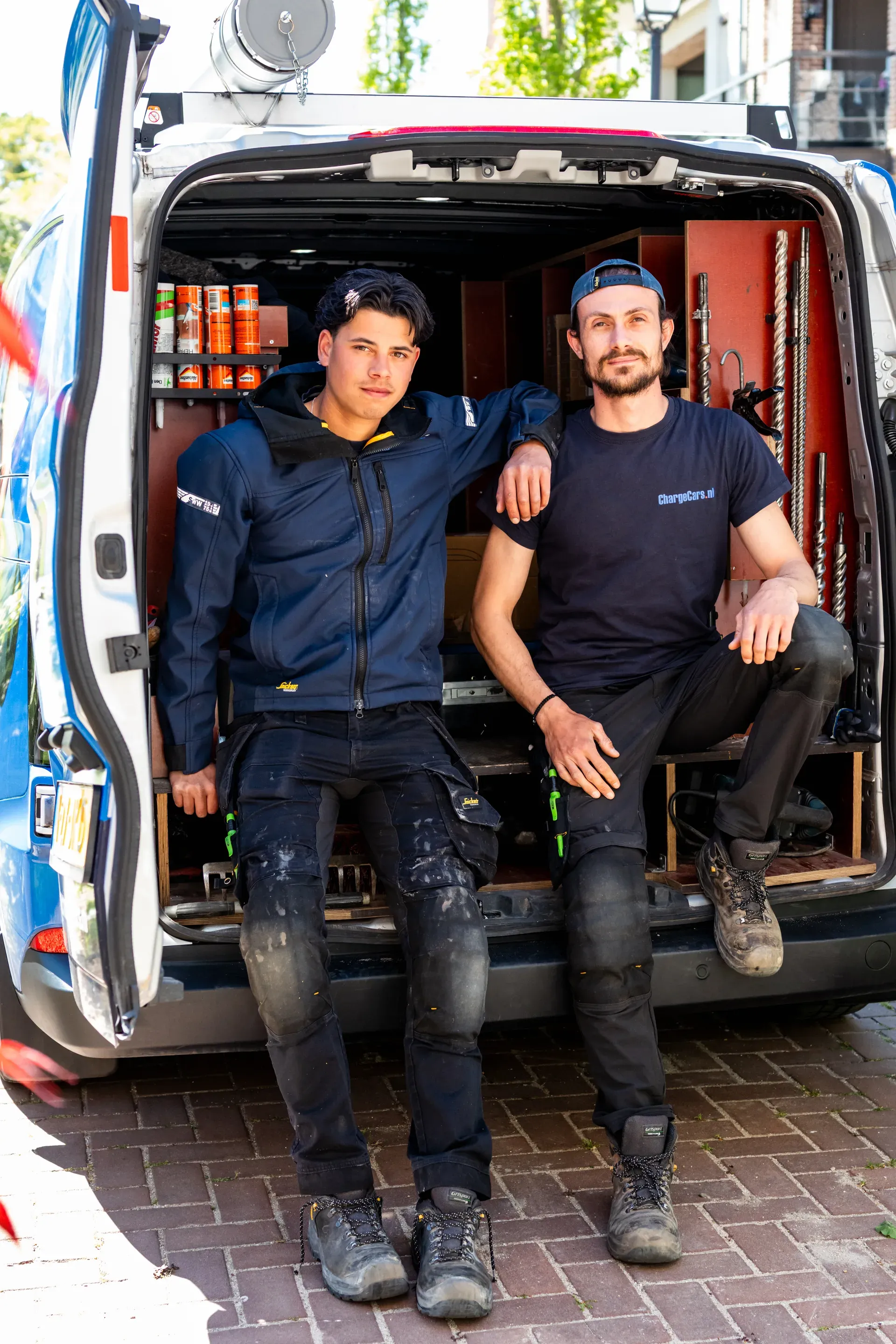 ChargeCars-monteur installeert een laadpaal aan een woning