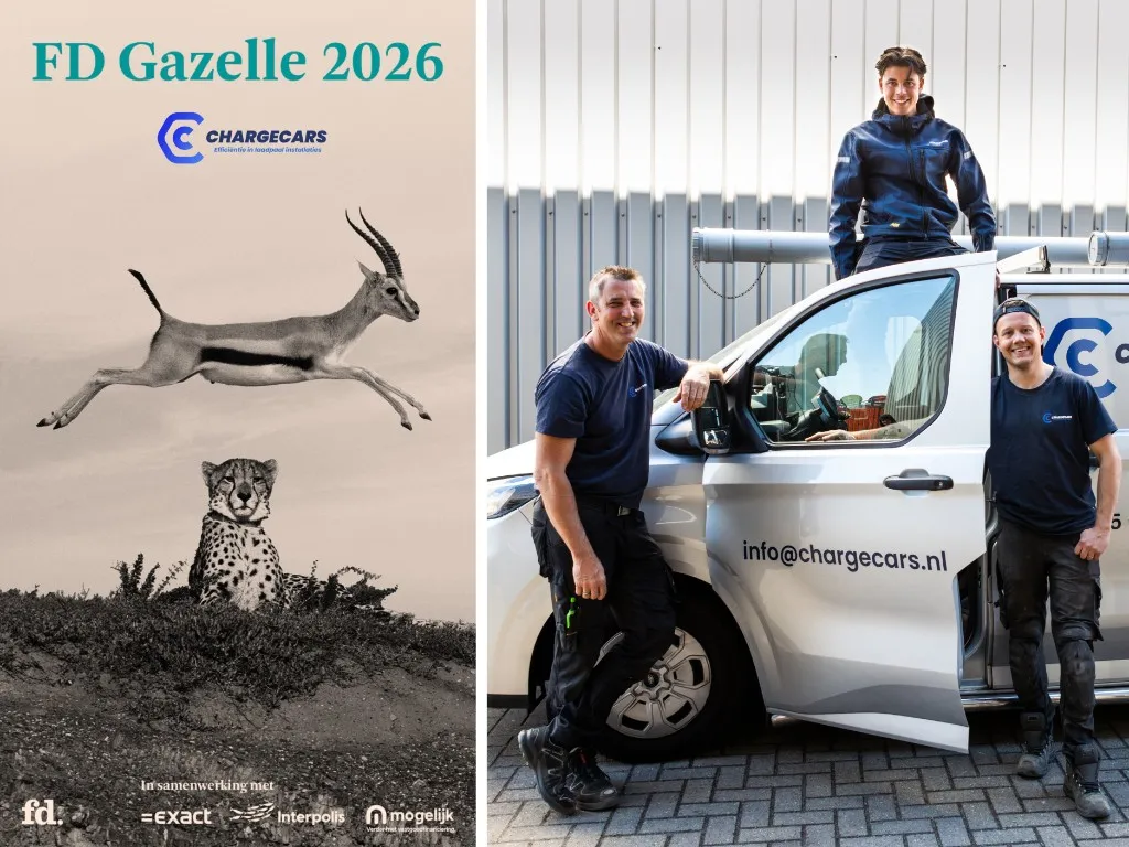 FD Gazelle 2026-affiche van ChargeCars naast het team bij de servicebus