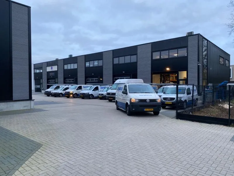ChargeCars bussen voor het pand aan de Centurionbaan in Soesterberg